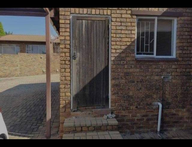 2 BEDROOM TOWNHOUSE FOR SALE IN BIRCH ACRES